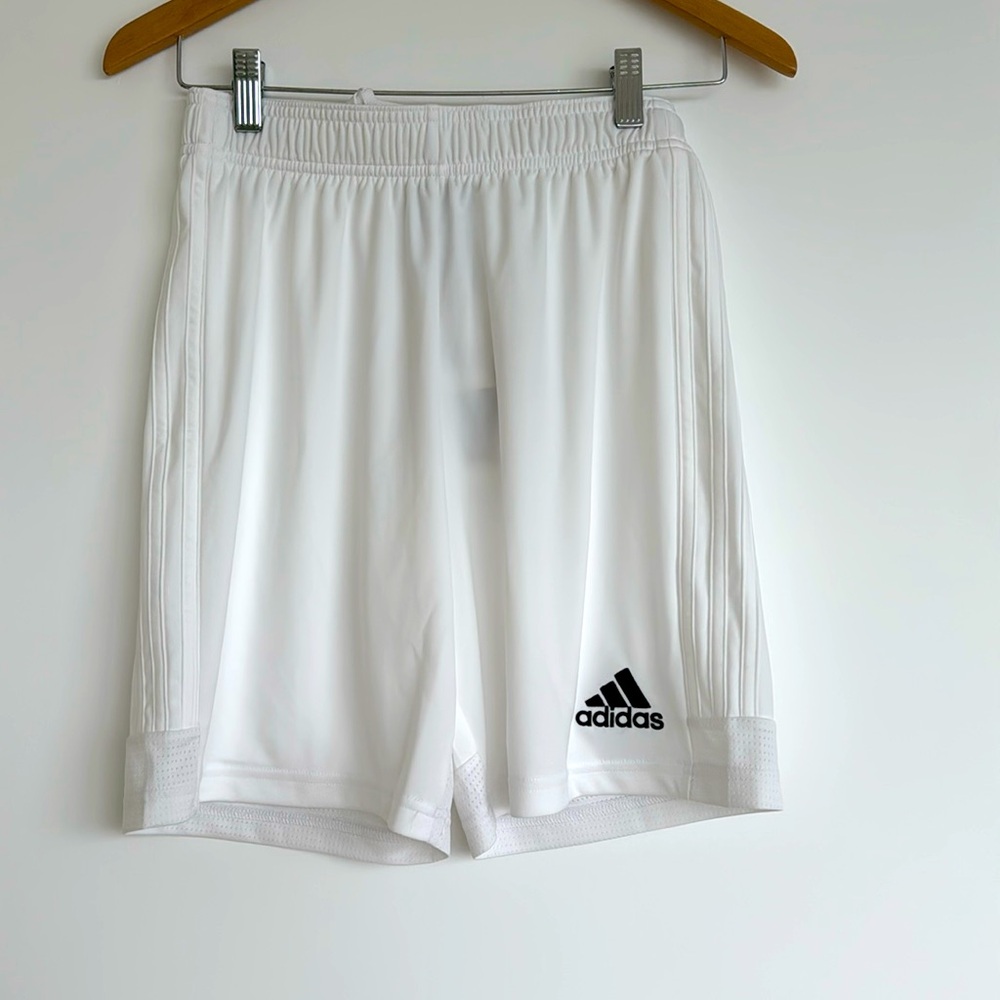 BRAND NEW BOYS ASIDAS SHORTS IN SIZE L IN WHITE